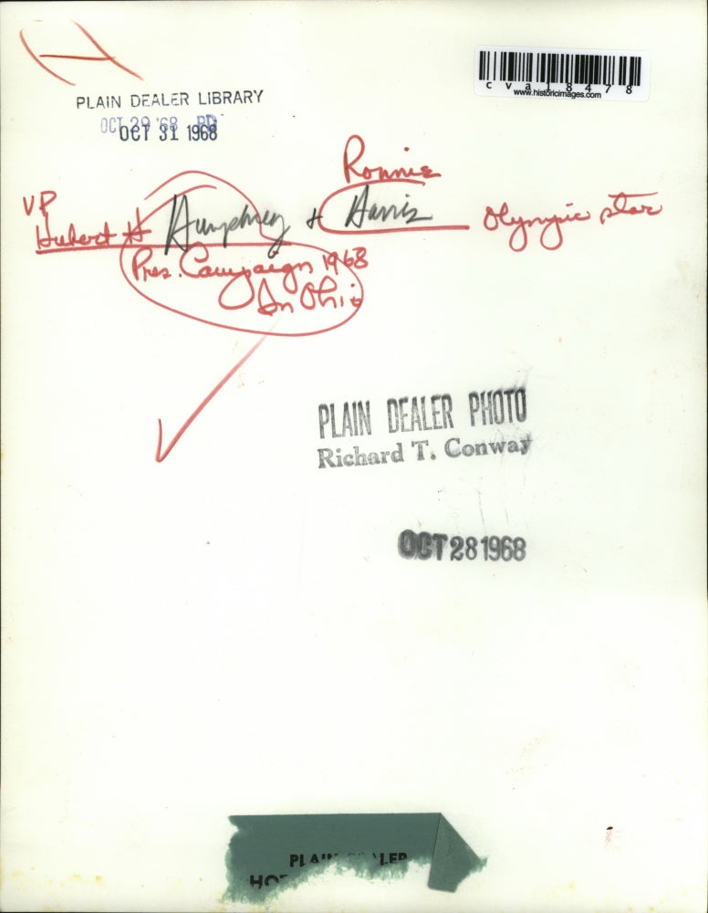 1968 Press Photo Vice President Hubert H. Humphrey w/ Olympic star Ronnie Harris