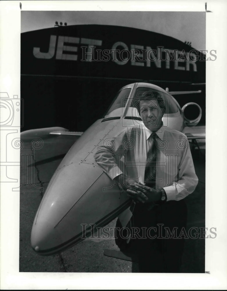 1991 Press Photo Davis Ivey General Manager of I-X Jet Center.- Historic Images