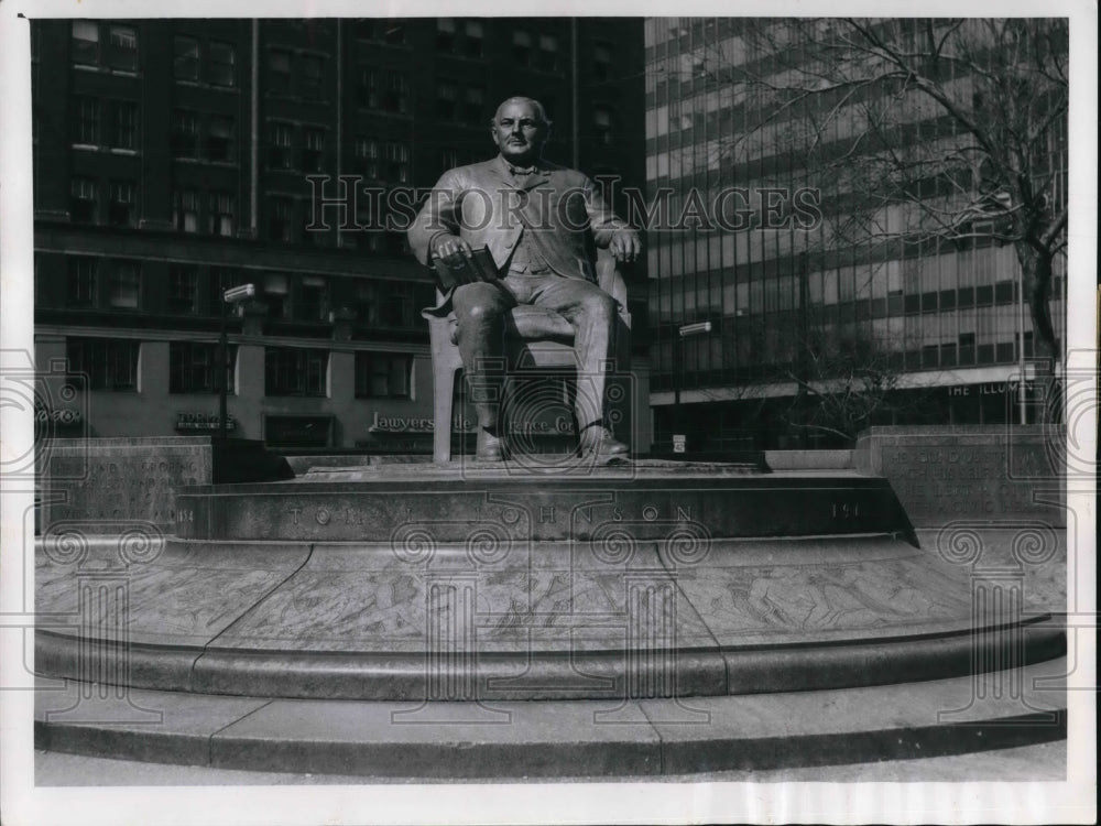 1961 Press Photo Tom Lofton Johnson Mayor Of Cleveland Near Statue Of Johnson- Historic Images