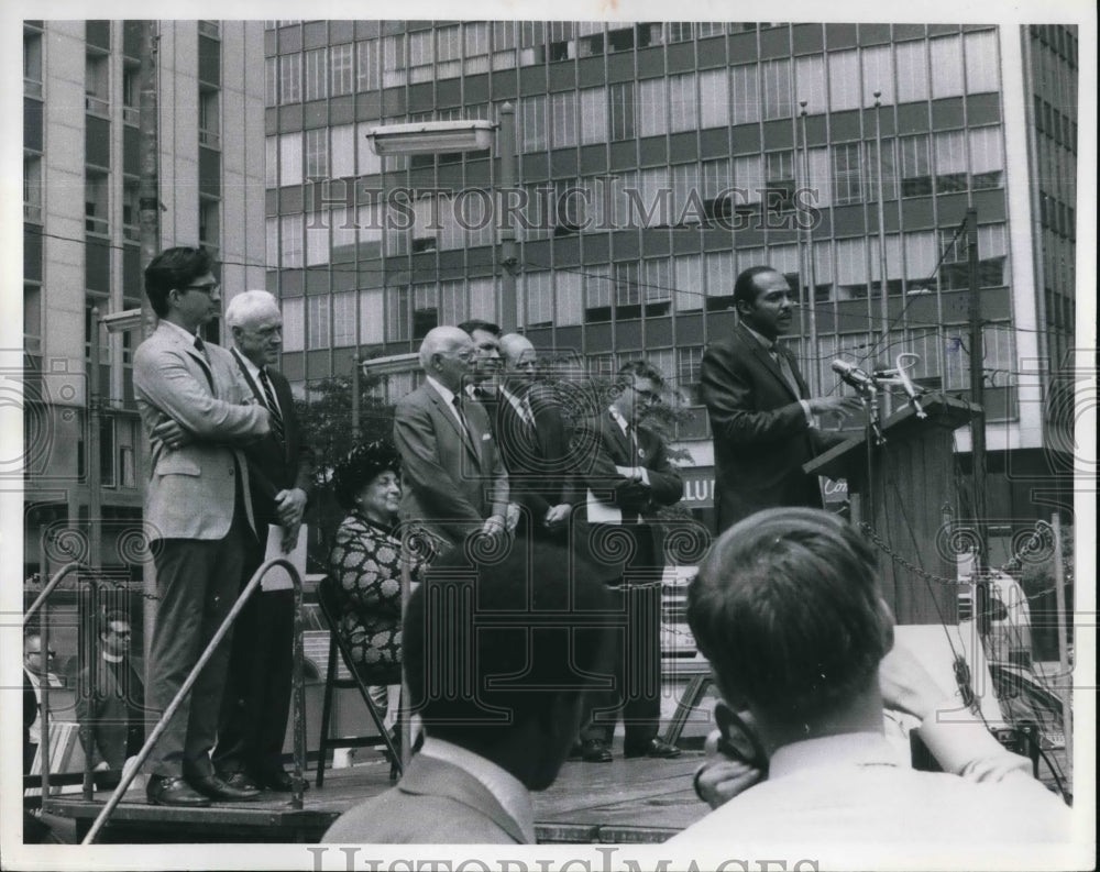 1969 Press Photo Mayor Carl Stokes speaking at Tom L Johnson Festivities - Historic Images