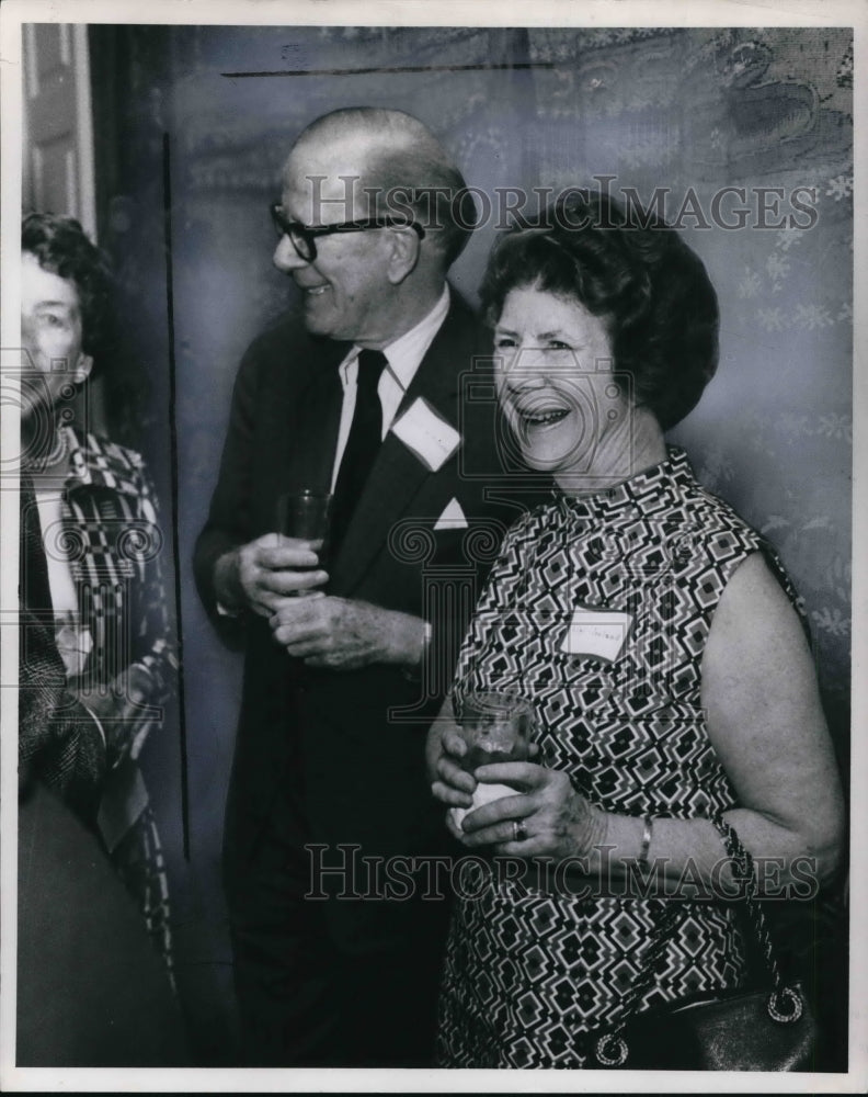 1971 Press Photo Cyril Ritchard with Mrs. R. Livingston Ireland - cva19391