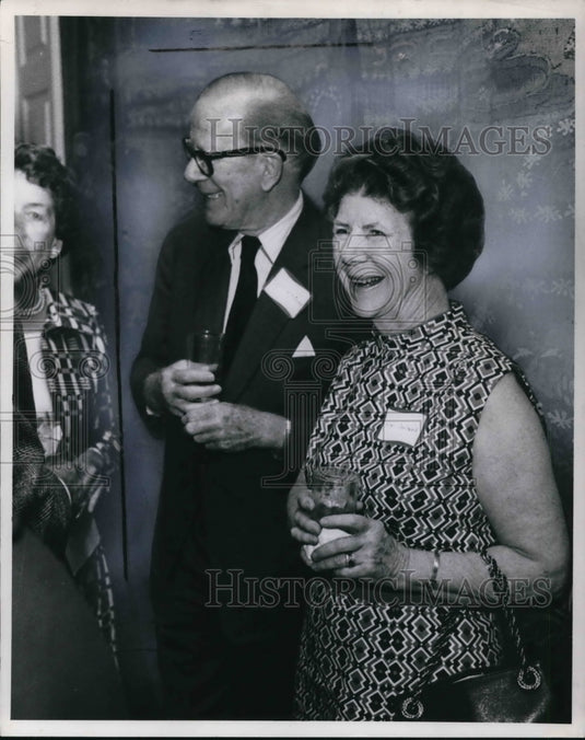 1971 Press Photo Cyril Ritchard with Mrs. R. Livingston Ireland - cva19391
