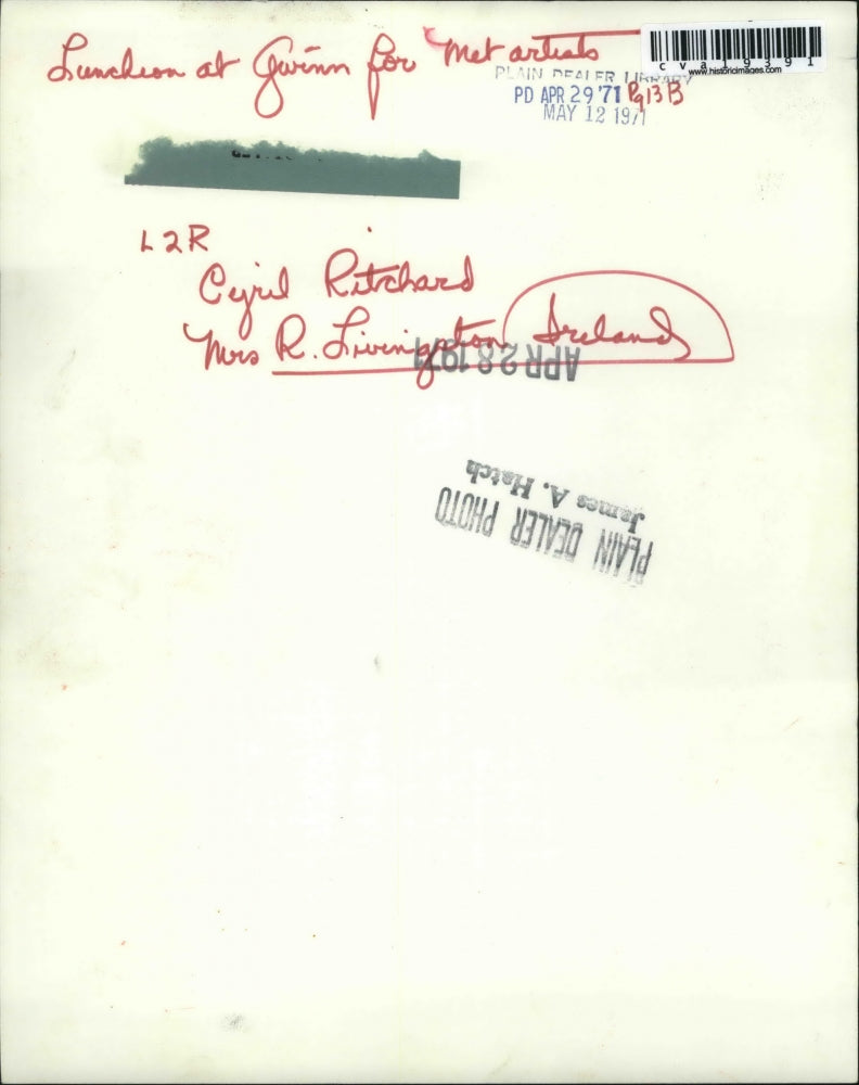 1971 Press Photo Cyril Ritchard with Mrs. R. Livingston Ireland - cva19391