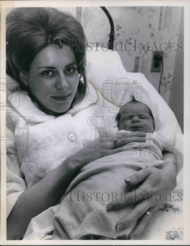 Load image into Gallery viewer, 1968 Press Photo Mrs Julia Faye Johnson with Baby Tammy - cva19500

