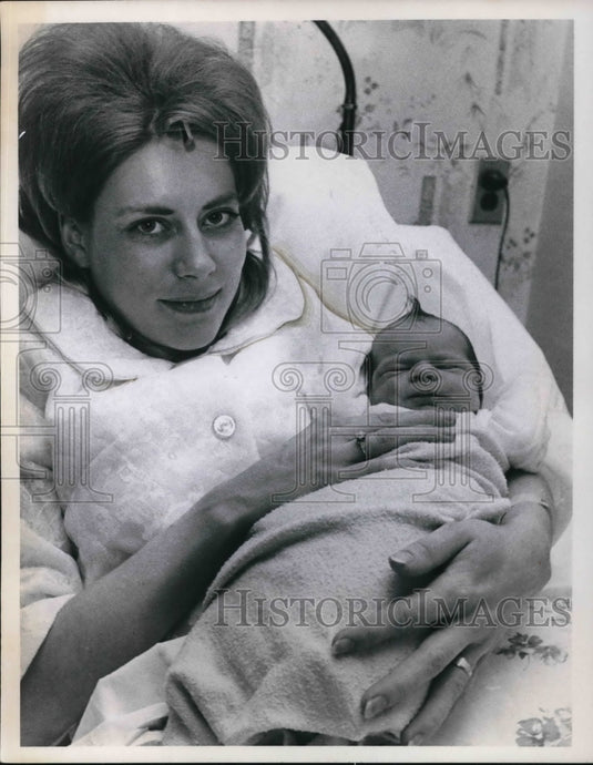 1968 Press Photo Mrs Julia Faye Johnson with Baby Tammy - cva19500