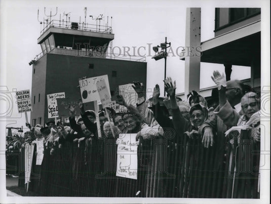 1964 Press Photo Crowd welcomed Pres. Lyndon Johnson arrived in Cleveland- Historic Images