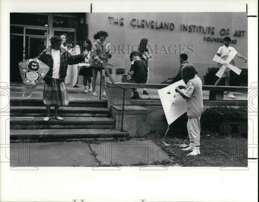 1990 Press Photo Summer kite building class members- Historic Images