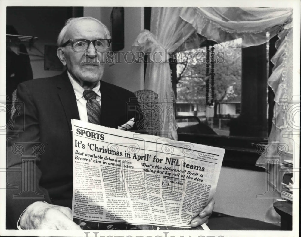 1981 Press Photo B. J. Hribar reads the newspaper- Historic Images