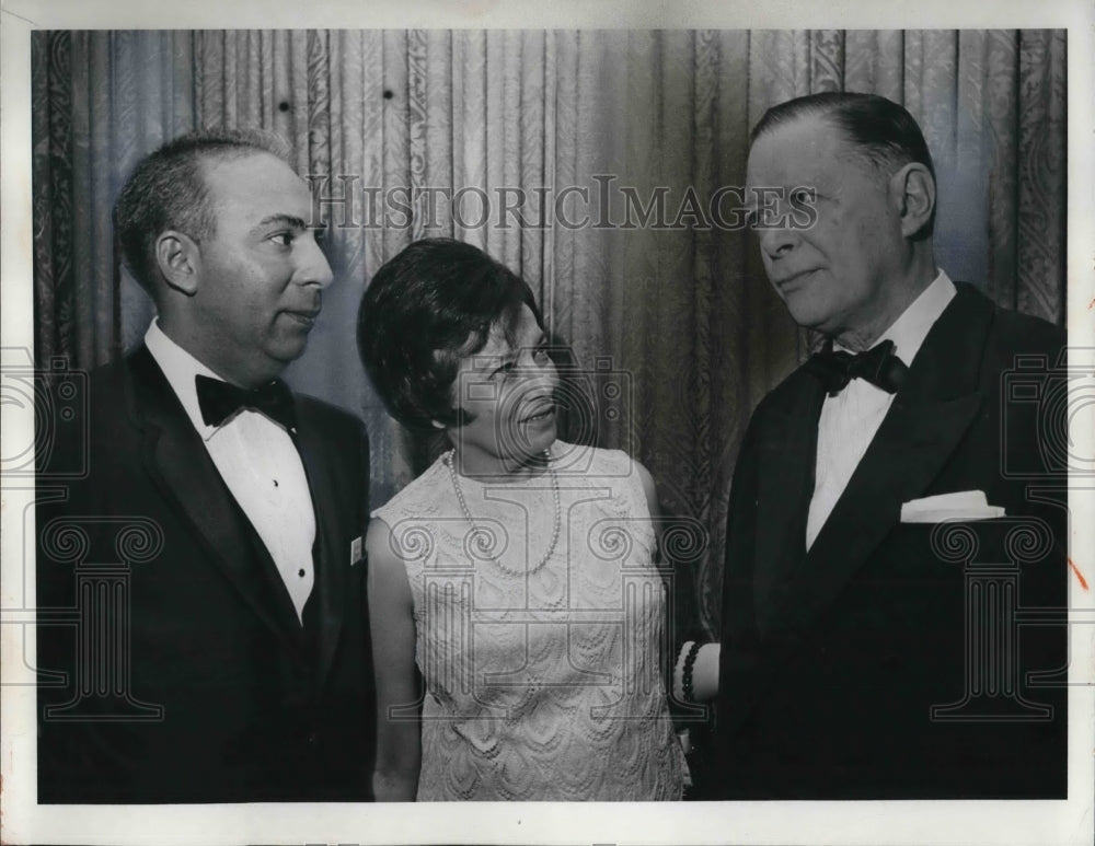 1968 Press Photo Mary Hirschfeld with Vasco Leitao and Humberto Salazar- Historic Images