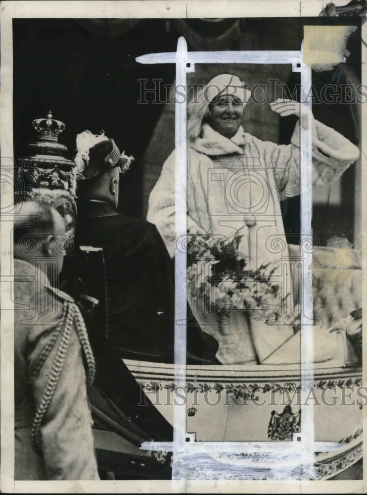 1929 Press Photo Queen Wilhemina of Holland greets Amsterdam residents- Historic Images
