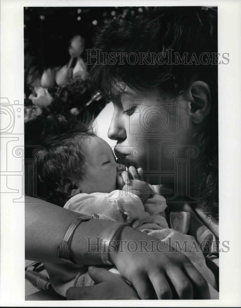  Press Photo Susan Holt with her baby Amanda Christine - Historic Images