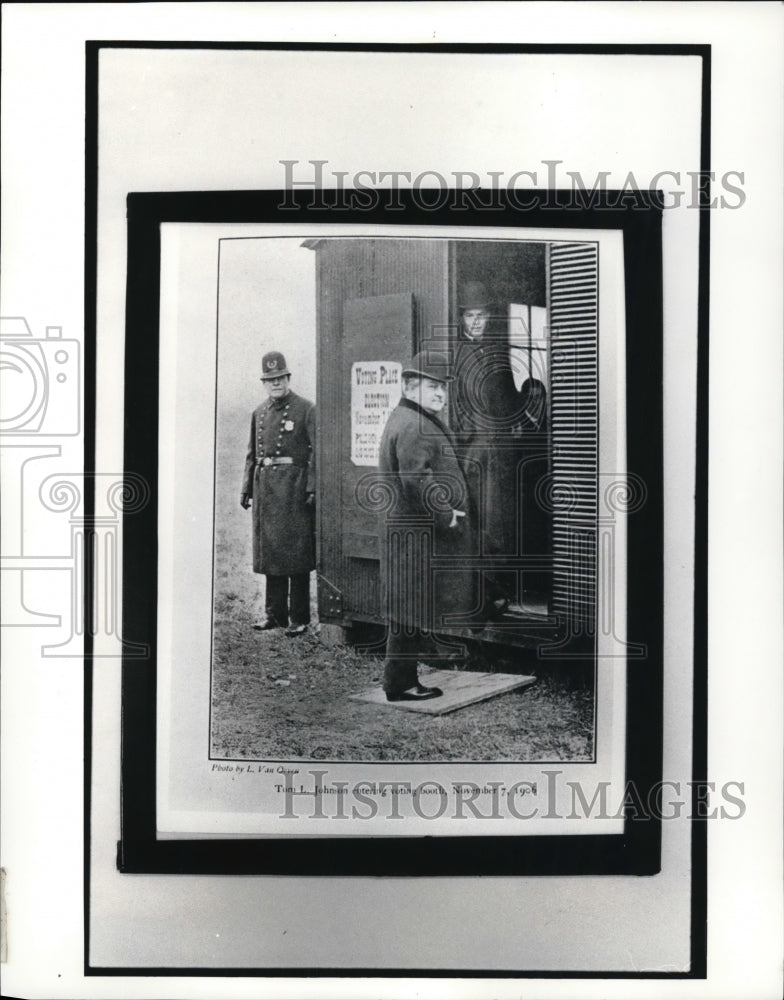 1956 Press Photo Tom Johnson to exercise his right to vote- Historic Images