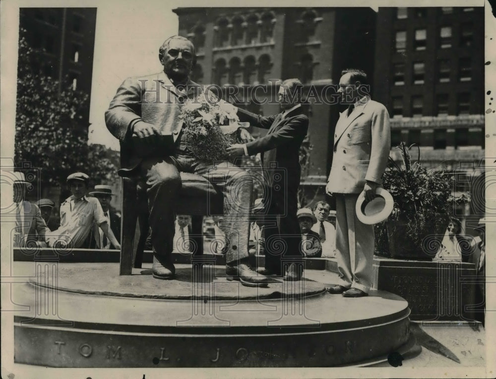 1935 Press Photo Mayor ray Miller place wreath at Monument of Tom L Johnson - Historic Images