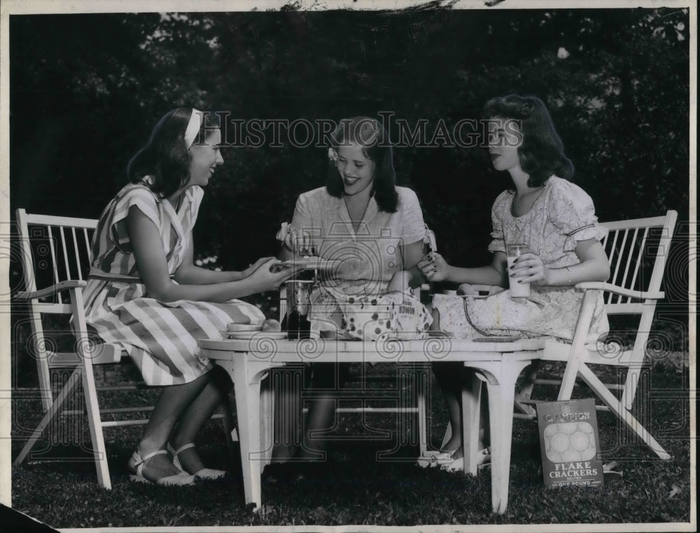 1945 Press Photo Isabella Dickson, Mary Ladds and Mary Ellen Douglas - cva20371