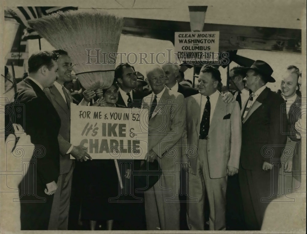 1952 Press Photo Dwight Eisenhower surrounded by supporters- Historic Images