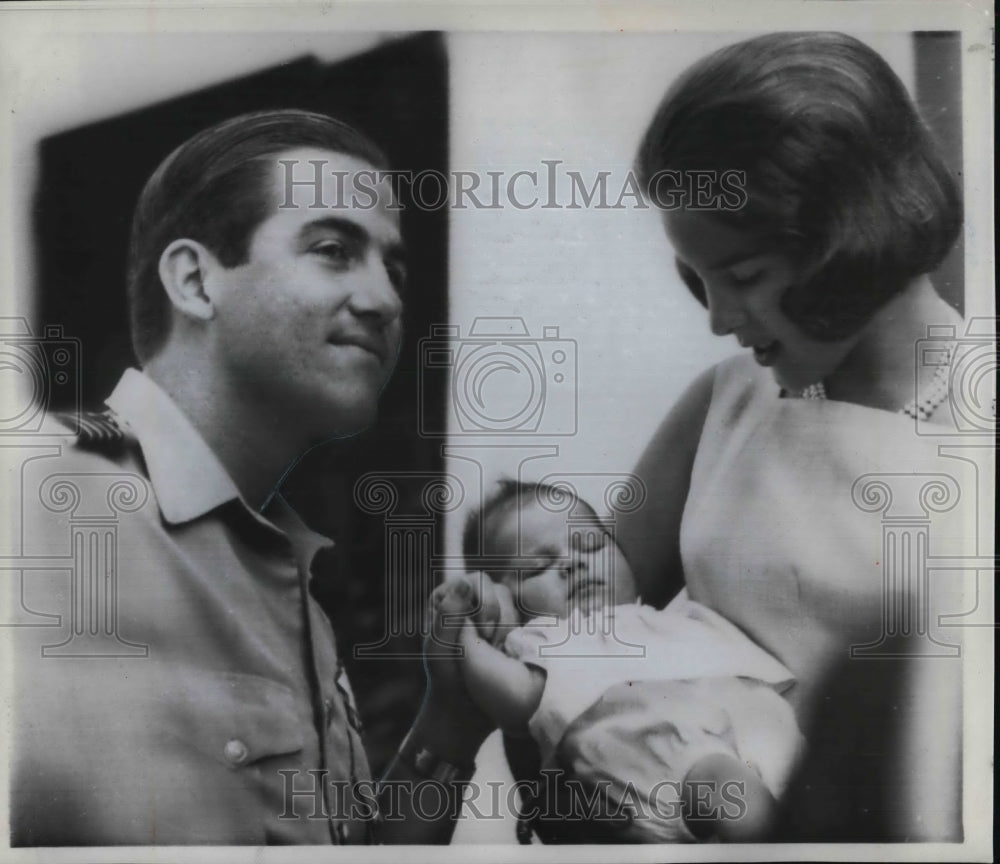 1965 Press Photo King Constantine &amp; Queen Ann Marie with Princess Alexia- Historic Images