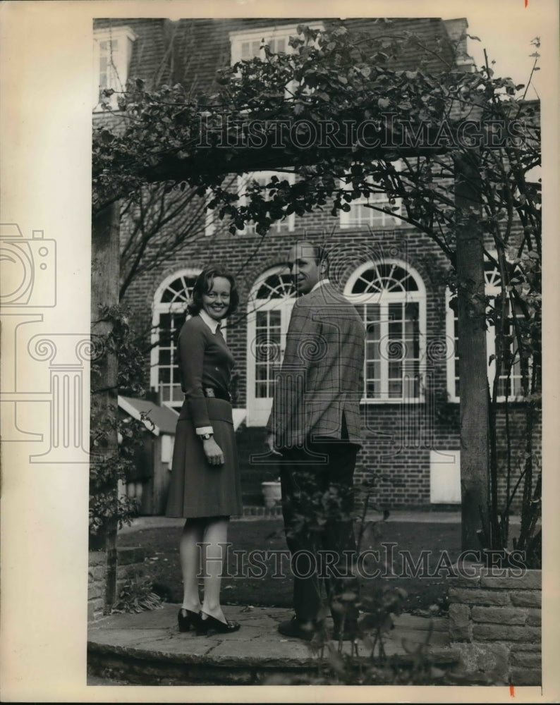 1973 Press Photo Mr. and Mrs. George Humphrey II in garden of London home- Historic Images