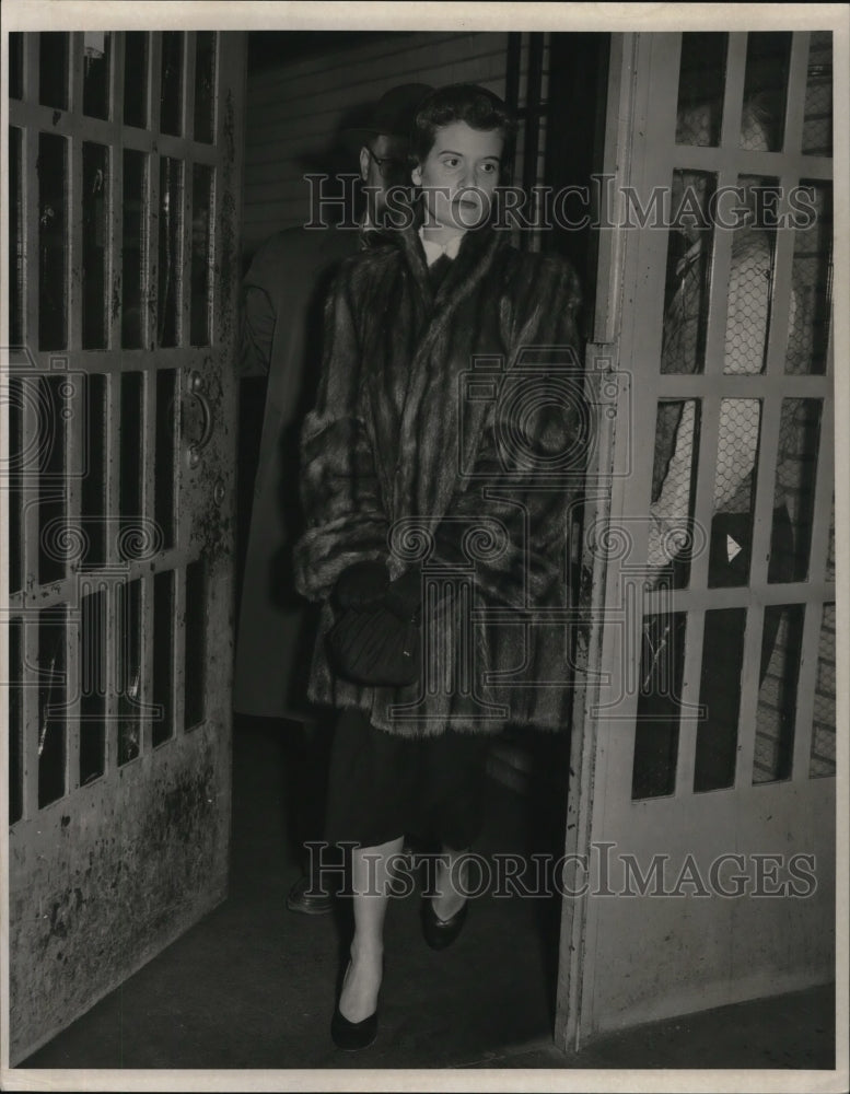 1954 Press Photo Susan Hayes Going Thru Barred Doors - cva21047- Historic Images