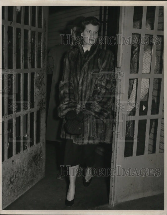 1954 Press Photo Susan Hayes Going Thru Barred Doors - cva21047- Historic Images