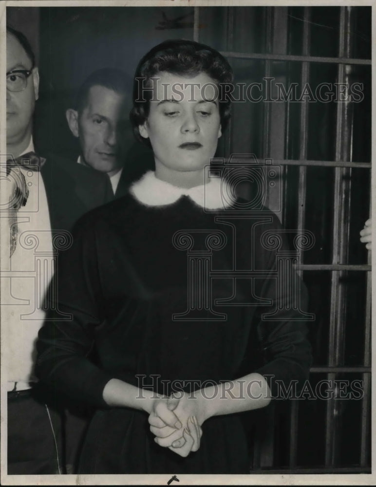 1954 Press Photo Susan Hayes enters the courtroom - cva21052- Historic Images