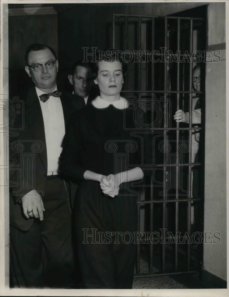 Load image into Gallery viewer, 1954 Press Photo Susan Hayes with Inspector MacArthur Entering Court Room
