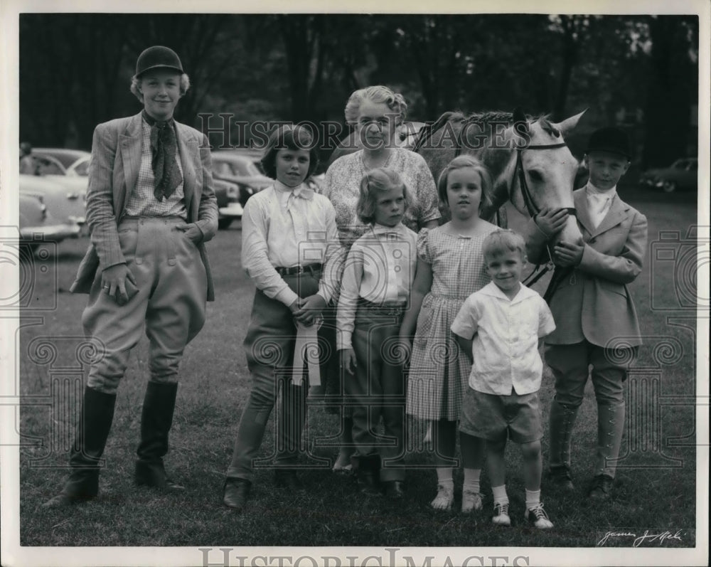 1954 Press Photo Mrs. George Humphrey poses with her grandchildren- Historic Images