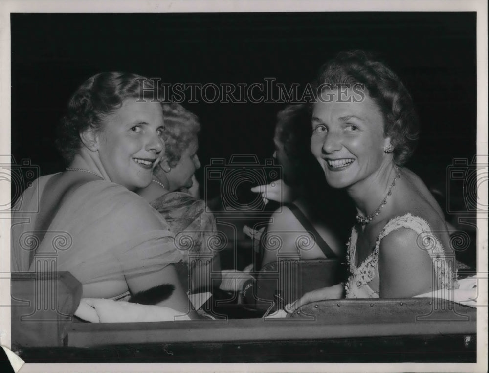 1951 Press Photo Kate Ireland smiles with Mrs. Gilbert Humphrey- Historic Images