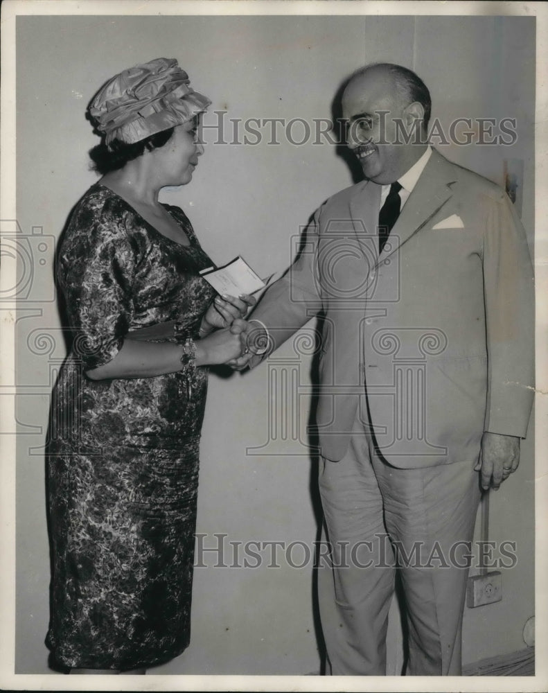 1960 Press Photo Dr. Francisco Medaglia presents tickets to Miss Mary Hirschfeld- Historic Images