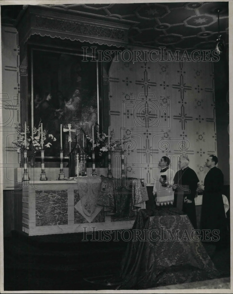 1948 Press Photo Bishop EF Hobar &amp; others in front of altar in Retreat House- Historic Images