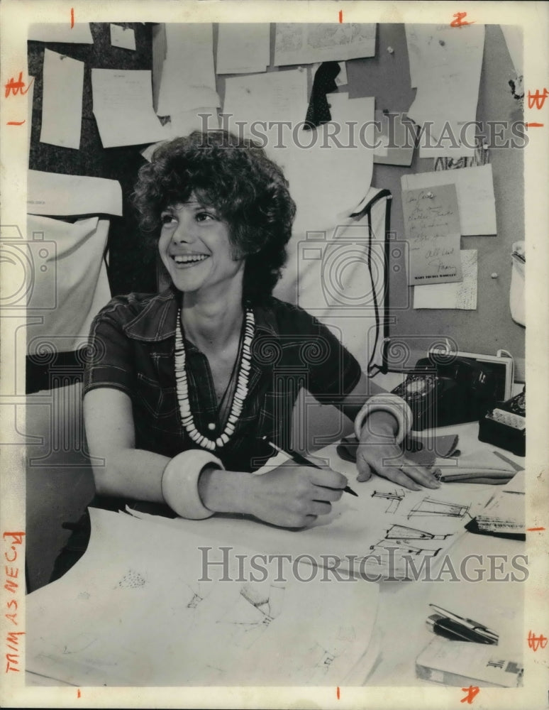 1975 Press Photo Designer Carole Horn, winner of 1975 &quot;Winnie&quot; City Award- Historic Images