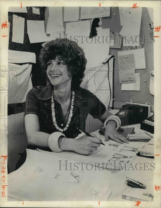 1975 Press Photo Designer Carole Horn, winner of 1975 "Winnie" City Award- Historic Images