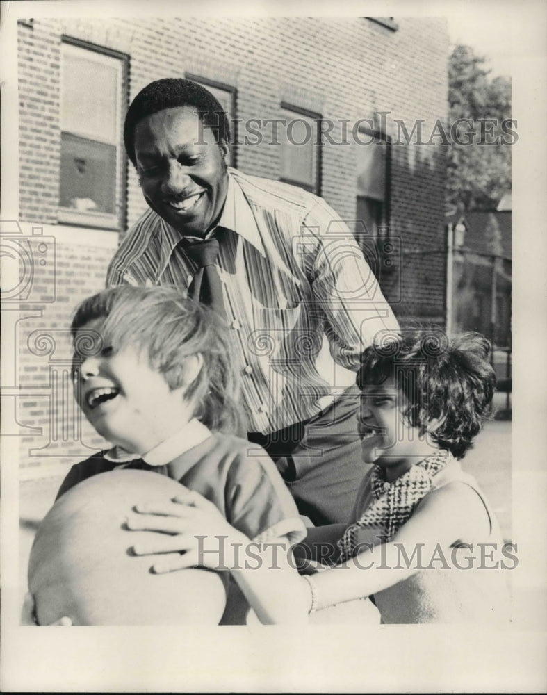 1971 Press Photo Arnold Pinkney laughs with the children- Historic Images