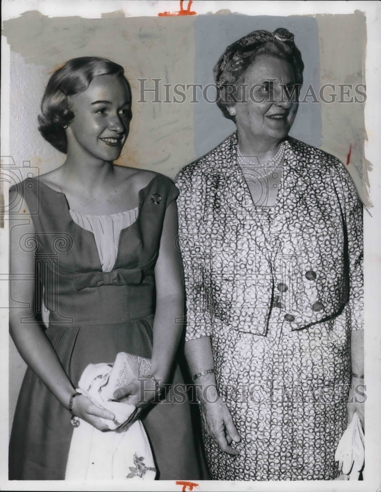 1959 Press Photo Marga Humphrey poses with Mrs. R.Livingston Ireland- Historic Images