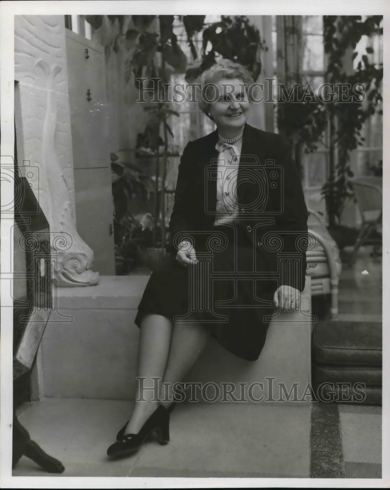 1956 Press Photo Mrs. R.Livingston Ireland- Historic Images