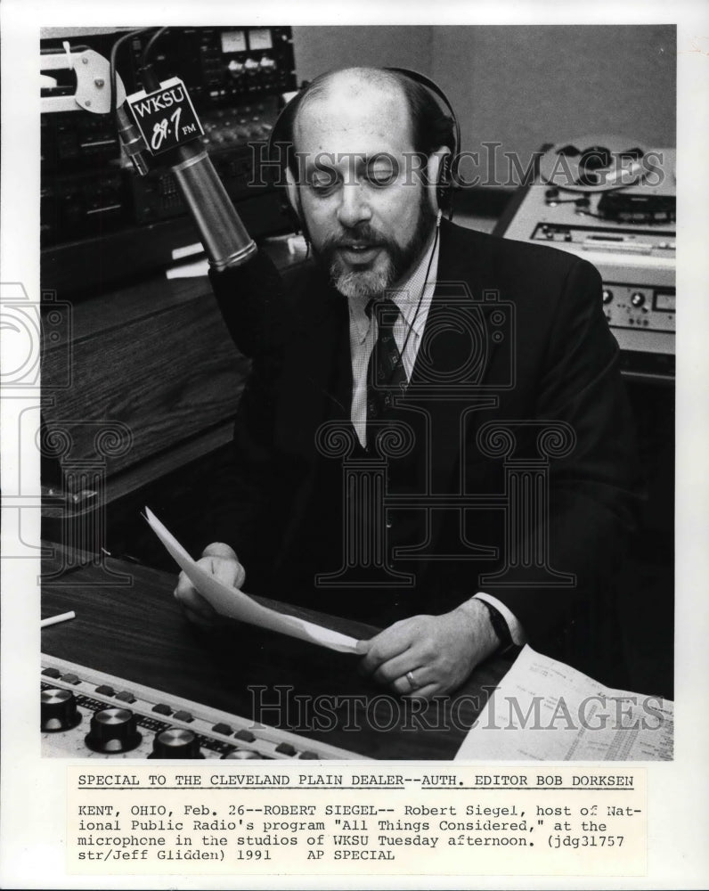 1991 Press Photo Robert Siegel host of All Things Considered at WKSU Studio- Historic Images