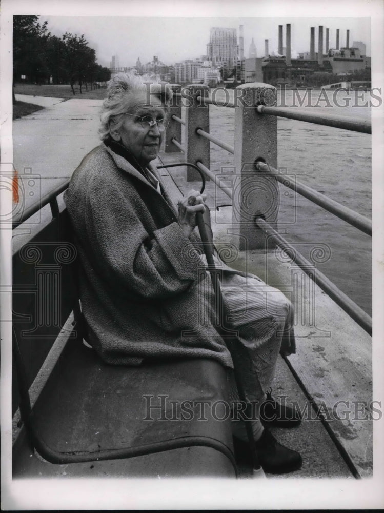 1961 Press Photo Old age Man sits on the Bench in Madison Sqaure Park.- Historic Images