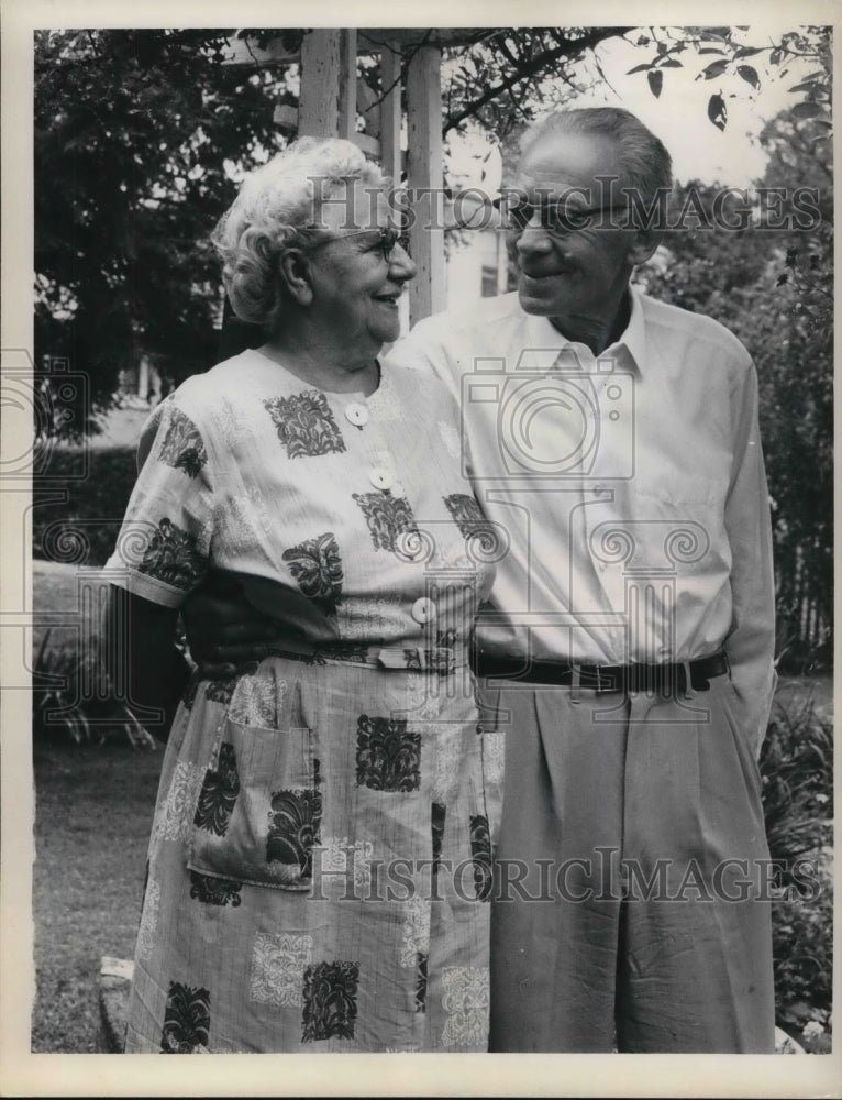  Press Photo Edward Ferguson with wife in the garden of their home- Historic Images