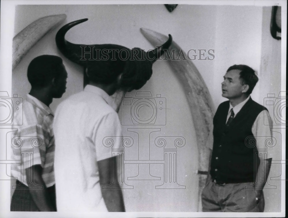 1965 Press Photo Son of famous hunter, Patrick Hemingway teaching Africans- Historic Images