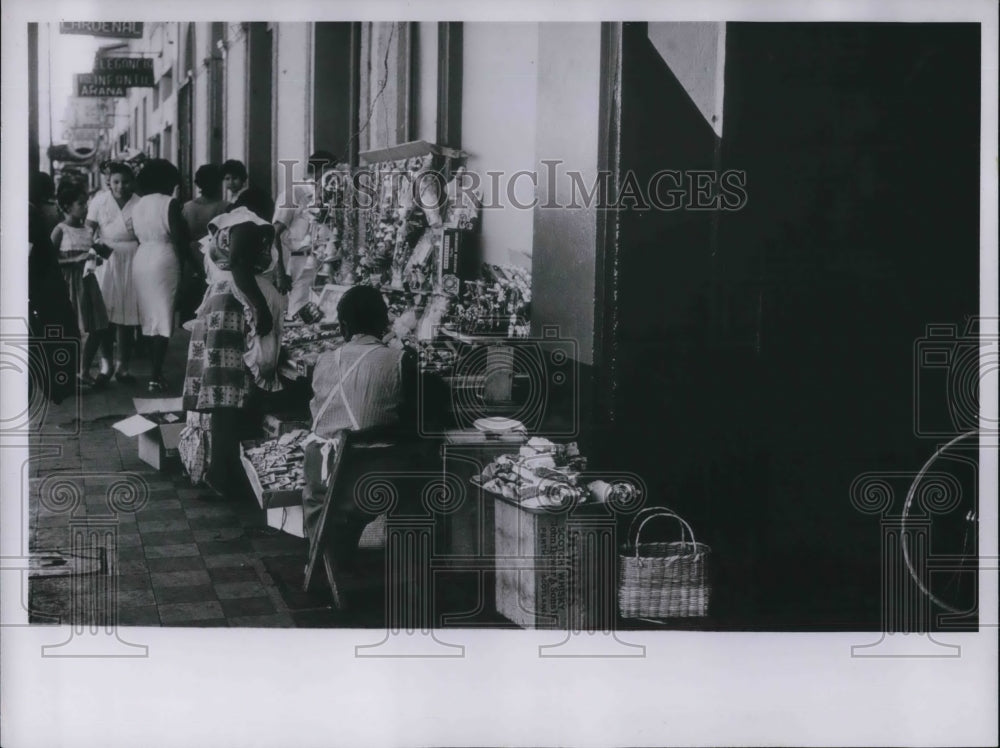 1961 Press Photo Managua&#39;s narrow and crowded street- Historic Images