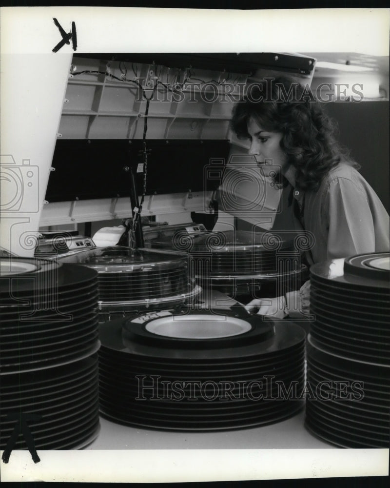 1983 Press Photo Ann Arbor of the Comshare Inc.with computer storage technology- Historic Images