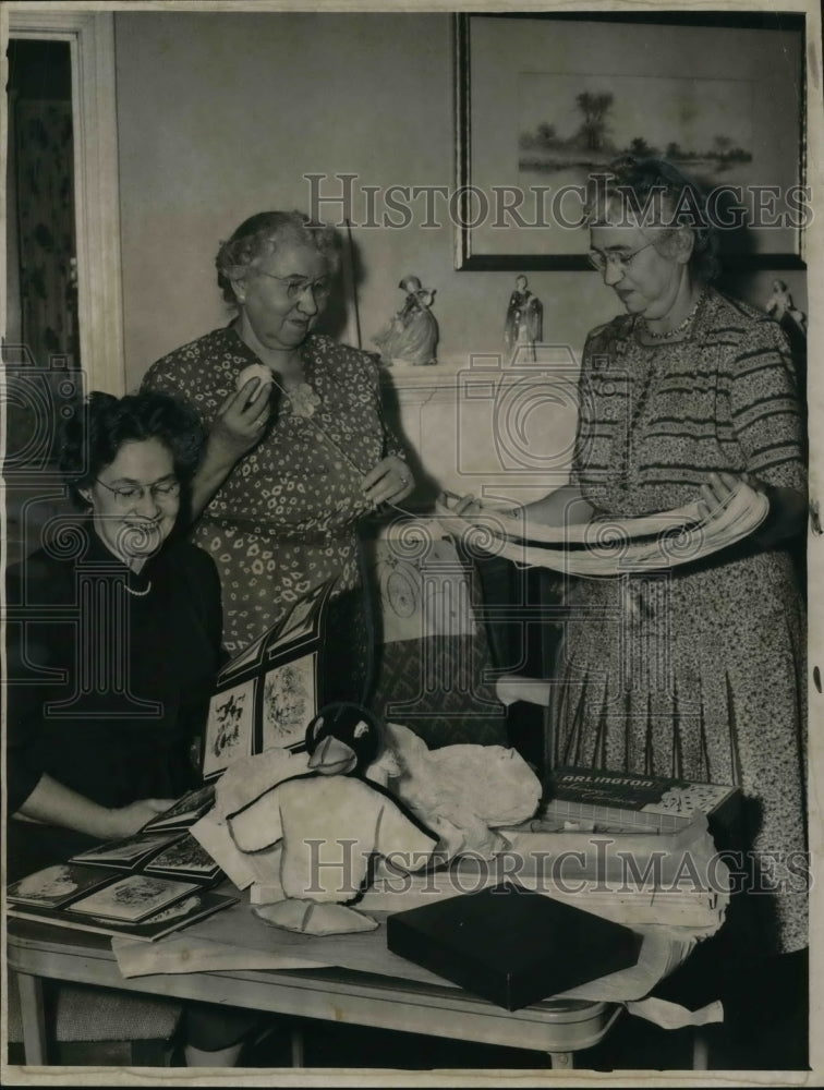 Load image into Gallery viewer, 1949 Press Photo Mrs. George V. Goodbold with Mrs. E. E. Coltrin - cva22974
