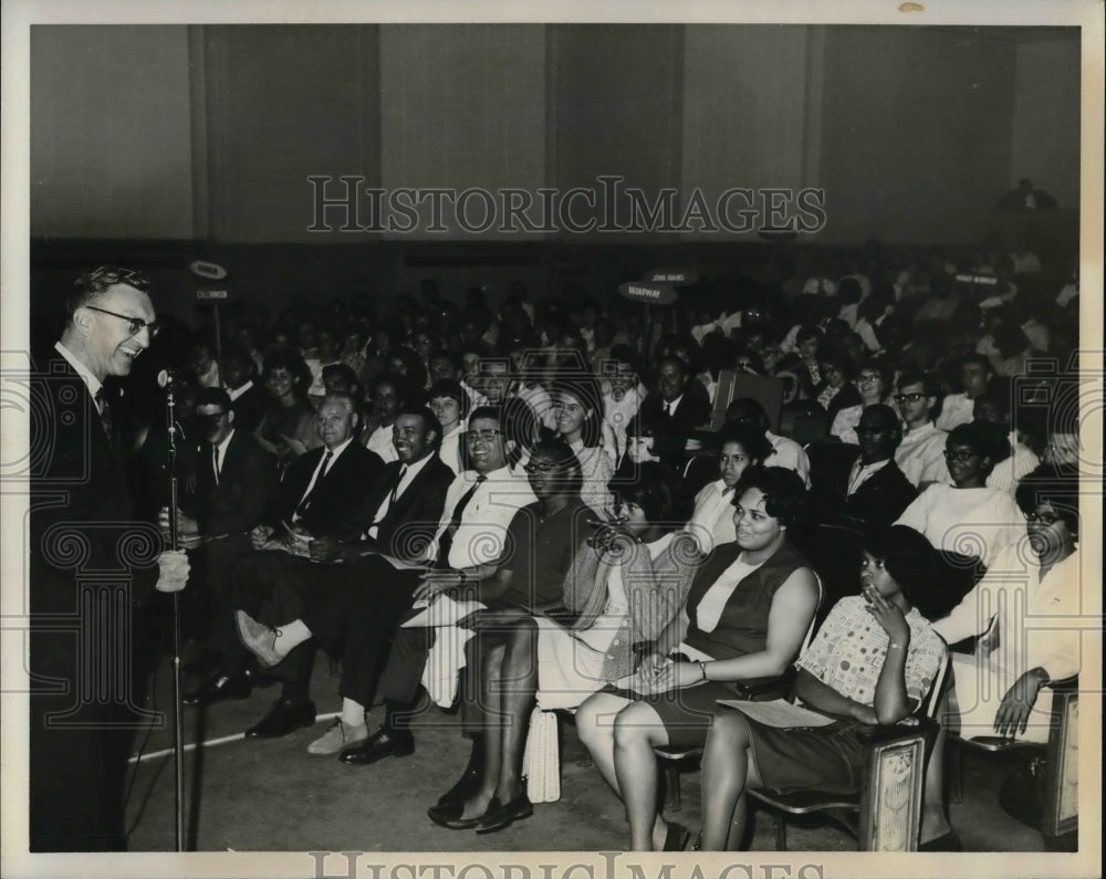 1965 Press Photo Mayor Locker at a orientation meeting for playground officials- Historic Images