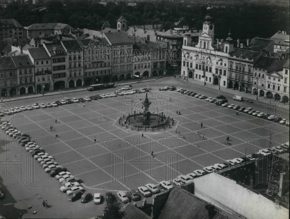 1974 Press Photo The Ziska Square surrounded by arcade houses- Historic Images