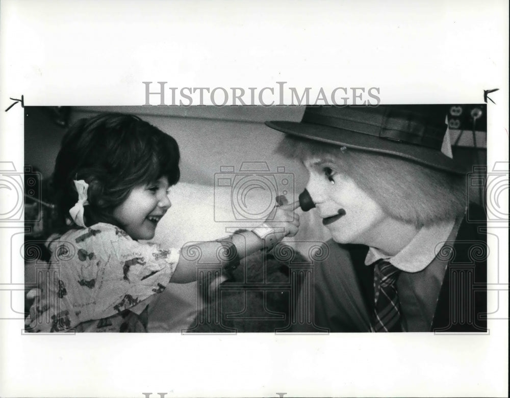 1986 Press Photo Michael Frum gets poked in the nose by Jessica Goldstein - Historic Images