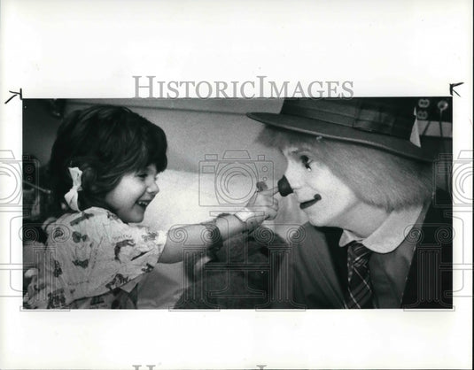 1986 Press Photo Michael Frum gets poked in the nose by Jessica Goldstein - Historic Images