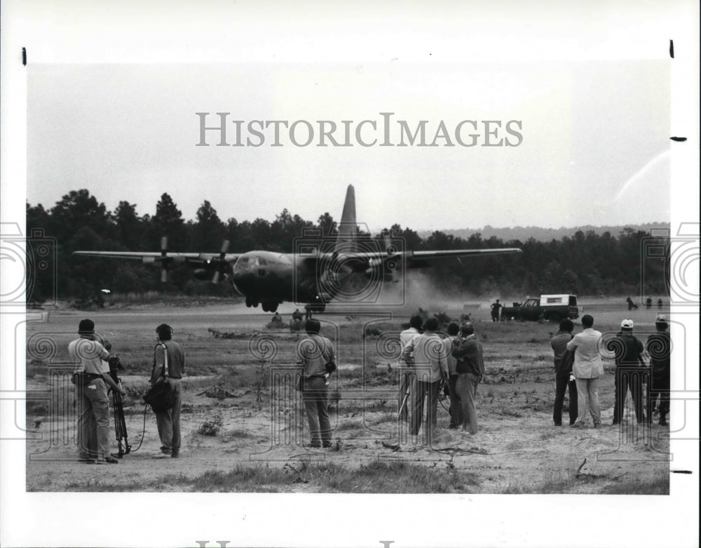 1987 Press Photo Spectators & News Reporters Watch Simulated Jungle Runway - Historic Images