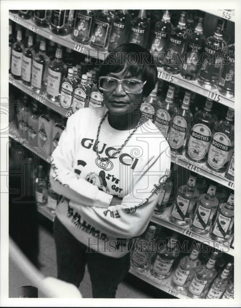 1991 Press Photo June Keys, Manager of Liquor Shop Solon Store- Historic Images