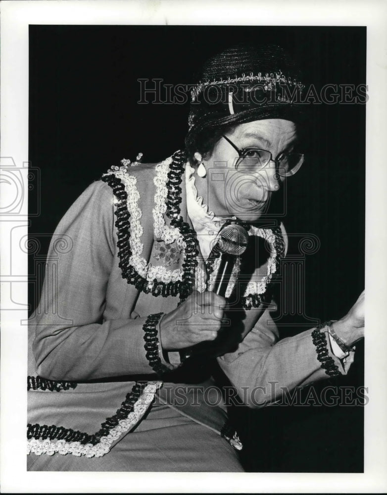 1986 Press Photo Swinging granny at the fraternal order of eagles, Mrs. Fisher- Historic Images