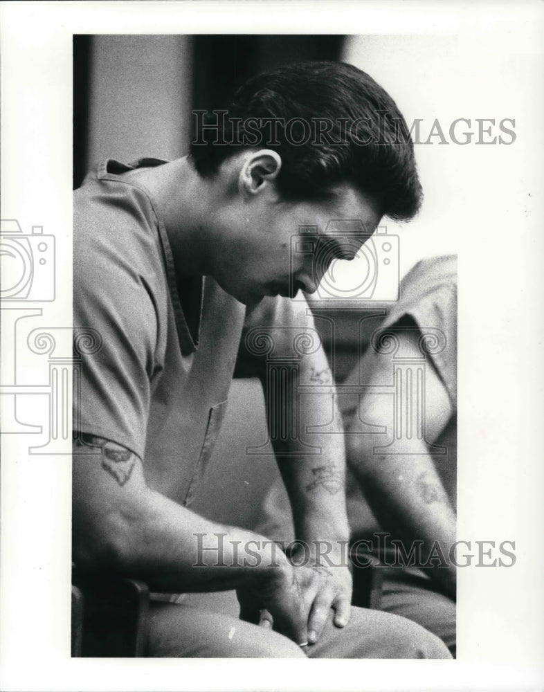 1989 Press Photo Donald J Soke wait in court for his arraignment in Painsville - Historic Images