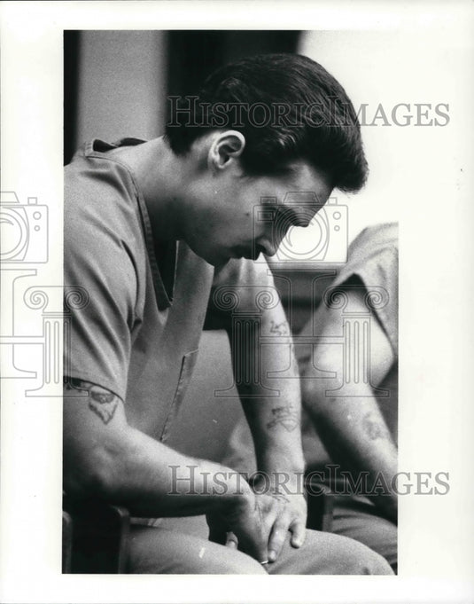 1989 Press Photo Donald J Soke wait in court for his arraignment in Painsville - Historic Images